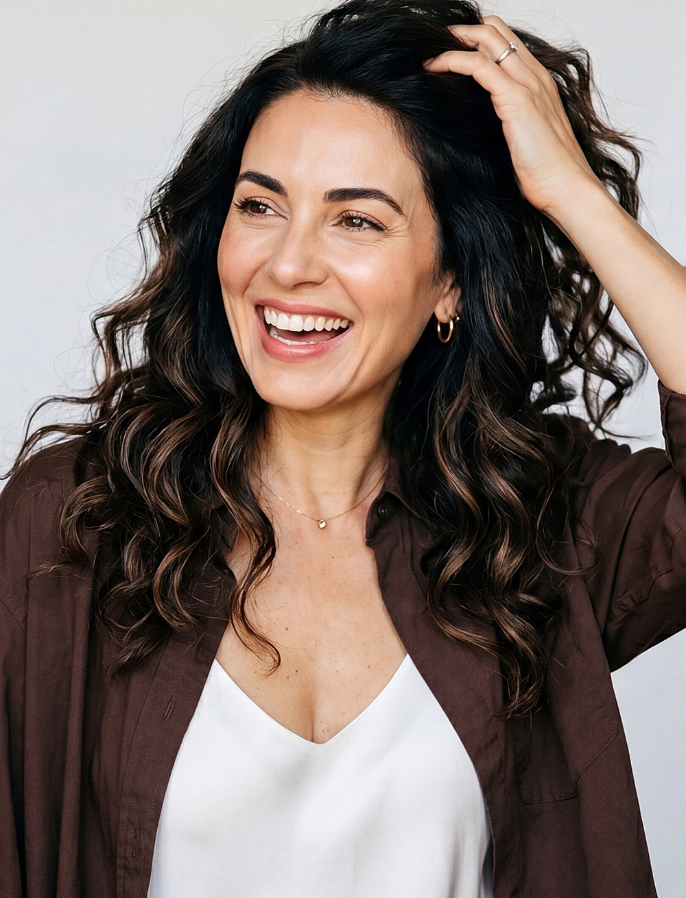 Smiling woman with wavy hair and casual outfit